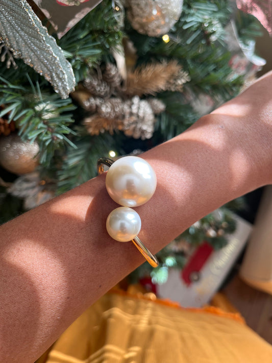 Allie: Golden Bracelet with Delicate Pearl Design