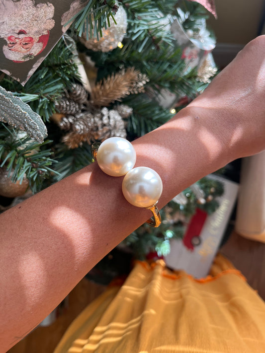 Allie 2: Golden Bracelet with Delicate Pearl Design